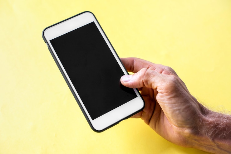 Foto mano che tiene smartphone isolato su sfondo