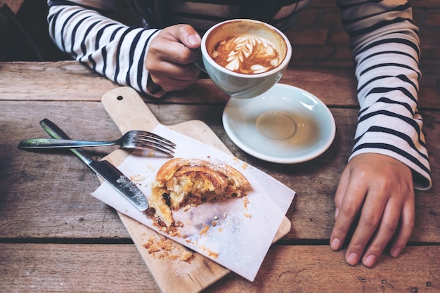 Mano che tiene tazza di caffè caldo