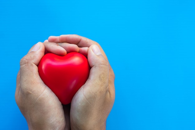 mano che tiene un cuore rosso, San Valentino amore, tono vintage