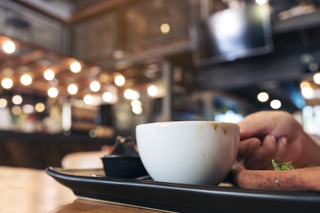 mano che tiene una tazza di caffè