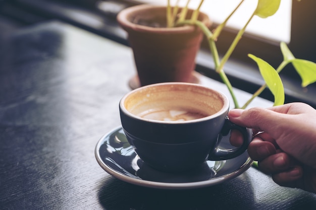 Mano che tiene una tazza di caffè