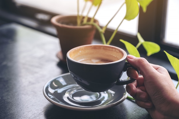 Mano che tiene una tazza di caffè