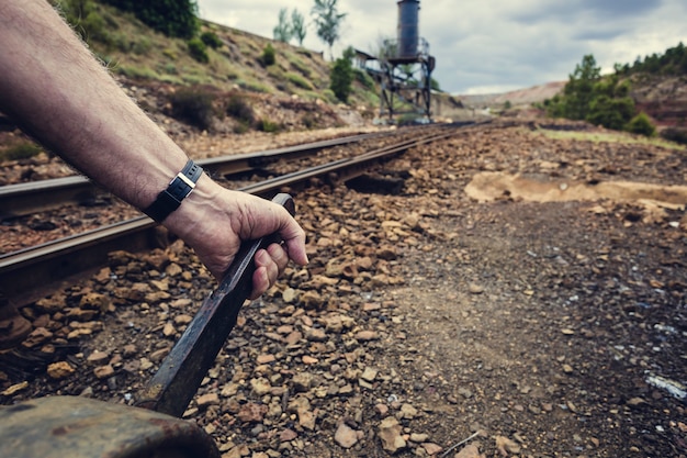 Mano che tira la leva per cambiare la strada nella vecchia stazione ferroviaria di Zaranda