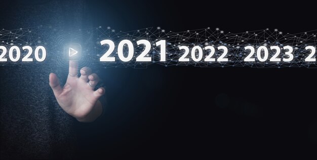 Mano che tocca la rete globale e la connessione del cliente dati con l'anno 2021 su sfondo blu scuro