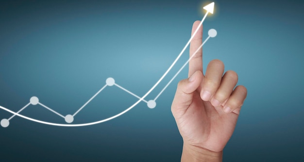 Mano che tocca un grafico dell'indicatore finanziario e del grafico di analisi dell'economia di mercato contabile