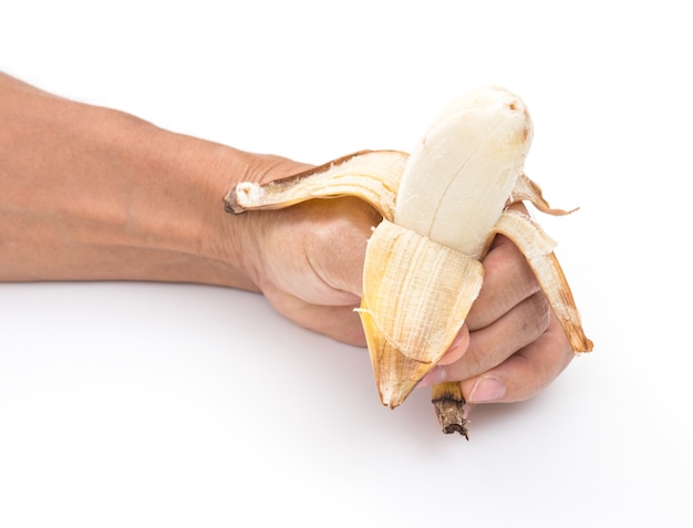 Mano con banana su sfondo bianco