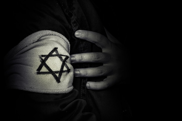 Mano con lo stemma della stella di David Il concetto dell'Olocausto stilizzato 1940 Il ricordo delle vittime dell'Olocausto foto retrò in bianco e nero