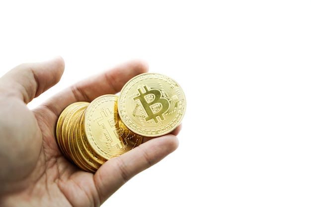 Mano con moneta d'oro bitcoin sullo sfondo bianco.