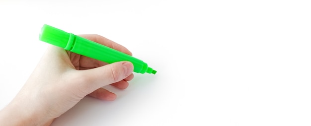 Mano con pennarello verde isolato con spazio per il testo