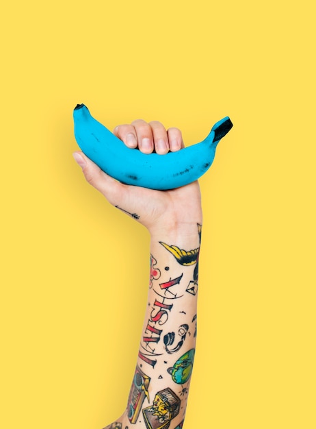 Mano con una banana blu