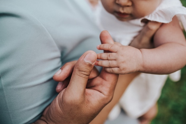 Mano dei bambini e famiglia della mano del papà