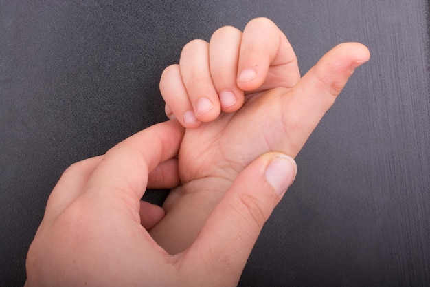 Mano del bambino con sfondo scuro