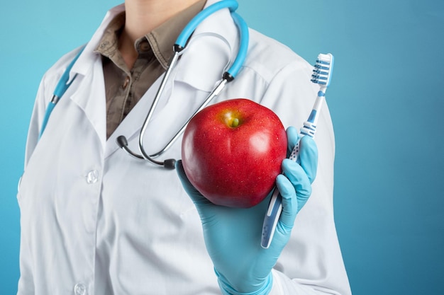 Mano del dentista con lo spazzolino da denti