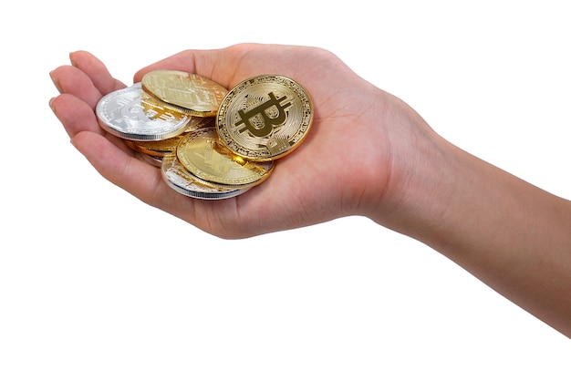 Mano del giovane che sostiene bitcoin dorato e bitcoin d'argento in una mano.