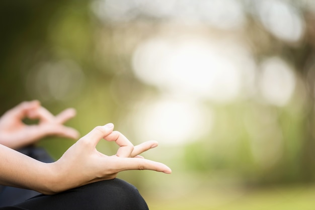 Mano del primo piano che fa yoga