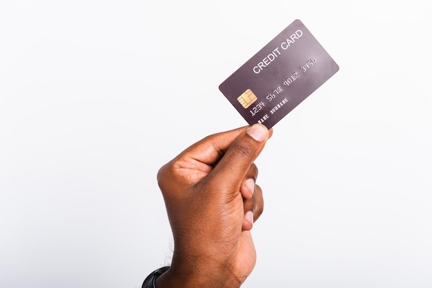 Mano del primo piano uomo nero che tiene la carta di credito dei soldi del mockup della banca a disposizione per il trasferimento di pagamento