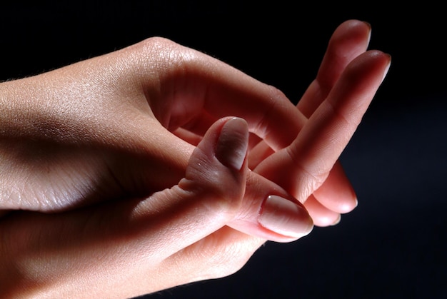 Mano delicata delle donne con manicure