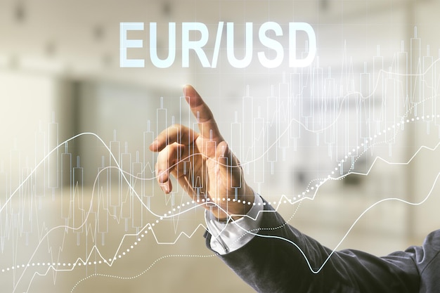 Mano dell'uomo che lavora con l'illustrazione del grafico finanziario EURO USD virtuale astratto su sfondo sfocato dell'ufficio Trading e concetto di valuta Esposizione multipla