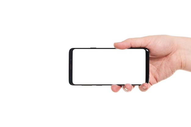 Mano dell'uomo che tiene lo schermo vuoto dello smartphone nero con un design moderno senza cornice isolato su sfondo bianco