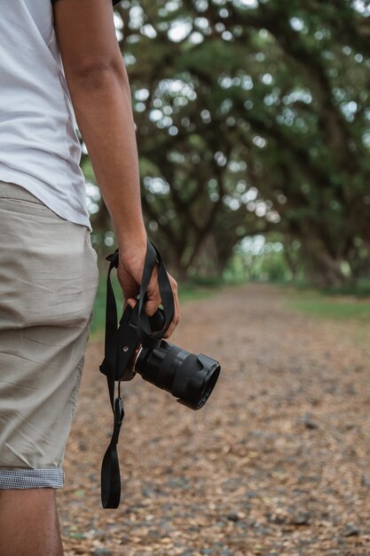 Mano dell'uomo che tiene una macchina fotografica che prende immagine