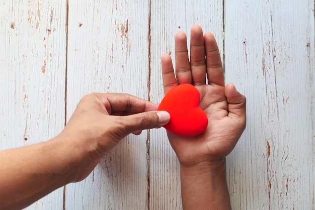 Mano dell'uomo con il cuore