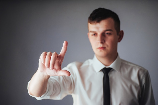 Mano dell'uomo d'affari che indica sullo spazio vuoto su fondo nero