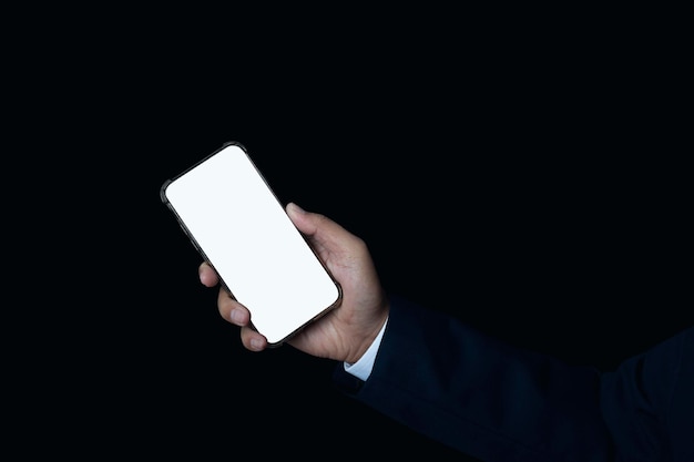 Mano dell'uomo d'affari che tiene smartphone con schermo intero bianco vuoto su sfondo nero