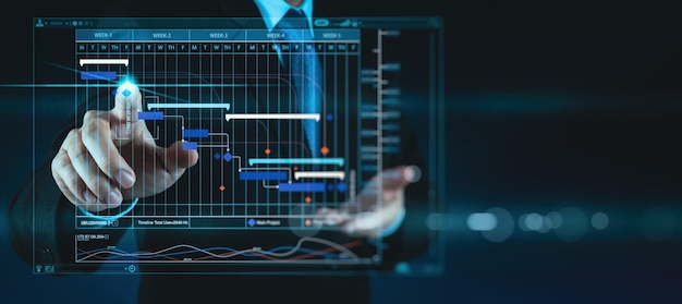 Mano dell'uomo d'affari Project manager che lavora e aggiorna le attività con la pianificazione dell'avanzamento delle pietre miliari