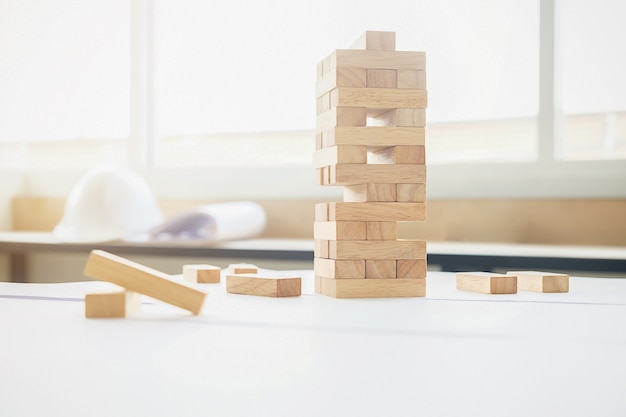 Mano dell&#39;uomo di affari pianificazione, rischio e strategia nel business.Businessman gioco che mette blocco di legno su una torre.