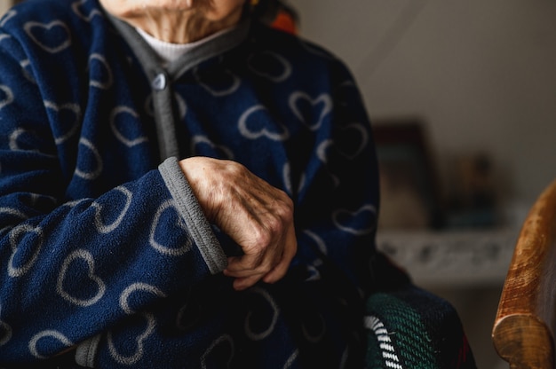 Mano della donna anziana irriconoscibile del primo piano. Anziani, terza età concetto.