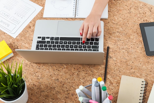 Mano della donna che digita sul computer portatile