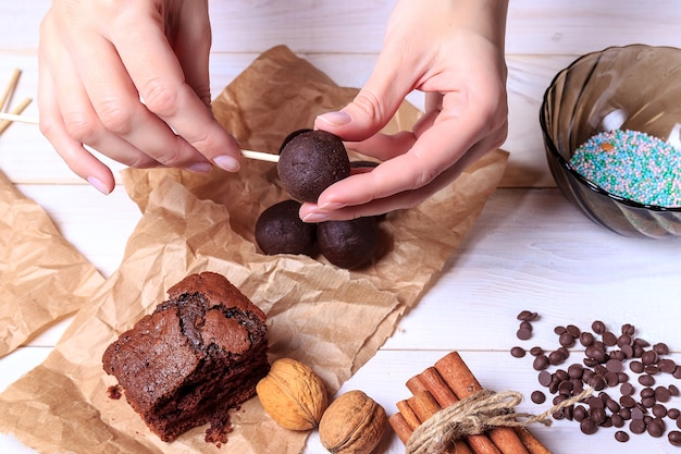 Mano della donna che fa i dolci di Natale