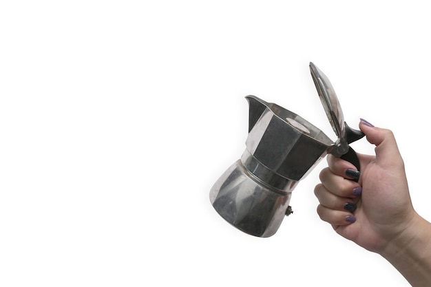 Mano della donna che tiene la moka pot macchina per il caffè su sfondo bianco