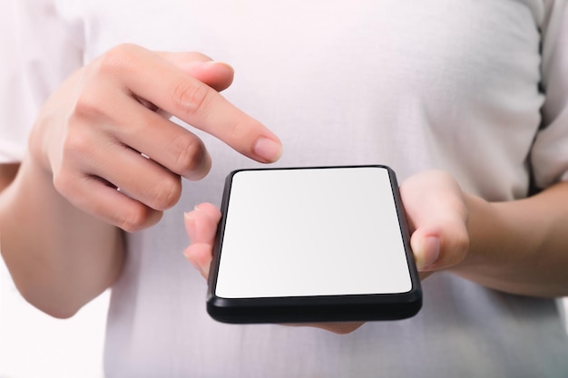 Mano della donna che tiene lo smartphone nero con lo schermo in bianco isolato su fondo bianco