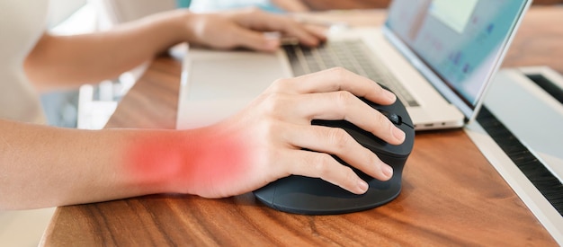 Mano della donna che utilizza il computer ergonomico del mouse prevenzione del dolore al polso perché si lavora per molto tempo tenosinovite di De Quervain s sintomo di intersezione Sindrome del tunnel carpale o concetto di sindrome dell'ufficio