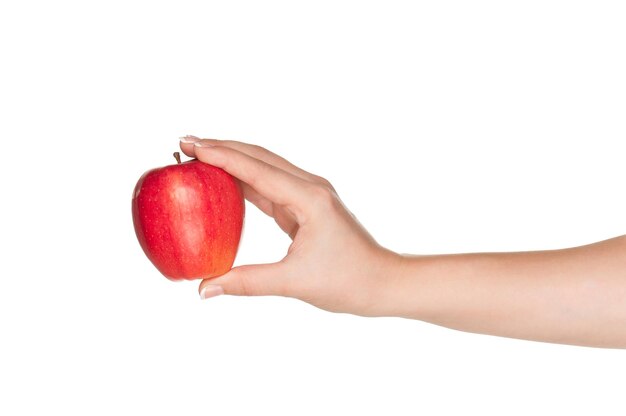 Mano della donna con la mela rossa isolata su fondo bianco
