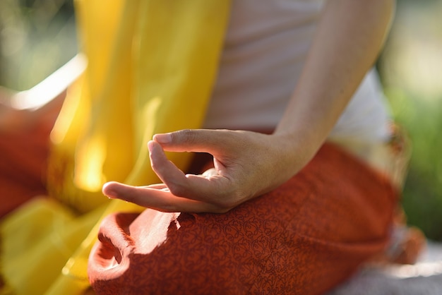 Mano della donna nella postura mudra all'aperto