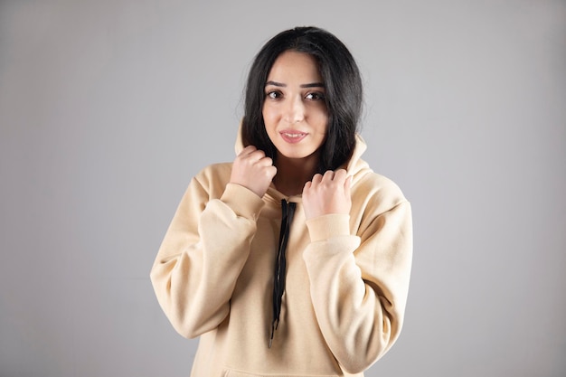 Mano della giovane donna nel cappuccio