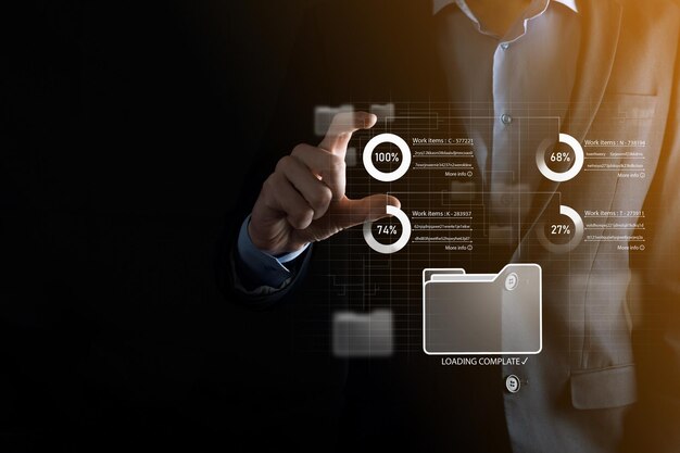 Mano dello sviluppatore di affari che utilizza la struttura della scheda sul computer moderno virtuale che mostra l'innovazione Sviluppo agile del software lo strumento di gestione del progetto snello cambia rapidamente il concetto del sistema di gestione dei documenti DMS