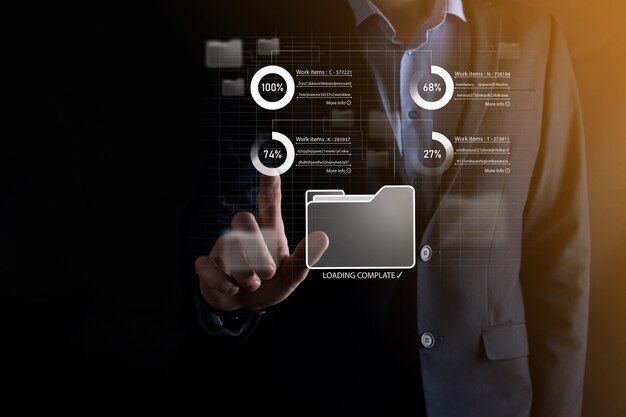 Mano dello sviluppatore di affari che utilizza la struttura della scheda sul computer moderno virtuale che mostra l'innovazione Sviluppo agile del software lo strumento di gestione del progetto snello cambia rapidamente il concetto del sistema di gestione dei documenti DMS