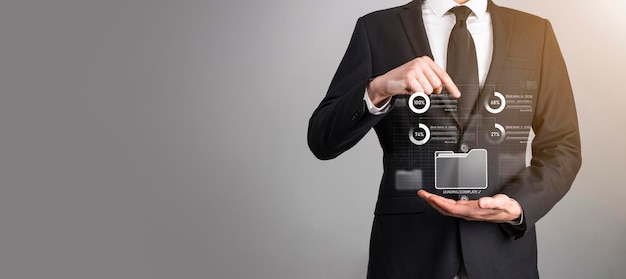 Mano dello sviluppatore di affari che utilizza la struttura della scheda sul computer moderno virtuale che mostra l'innovazione Sviluppo agile del software lo strumento di gestione del progetto snello cambia rapidamente il concetto del sistema di gestione dei documenti DMS