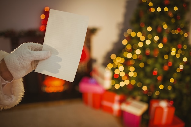 Mano di Babbo Natale che mostra una carta