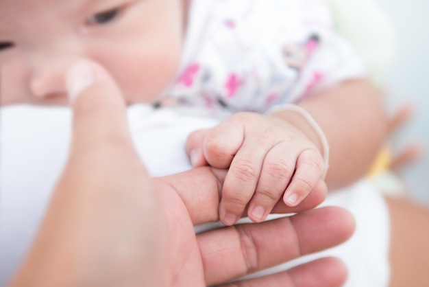 Mano di bambino appena nato