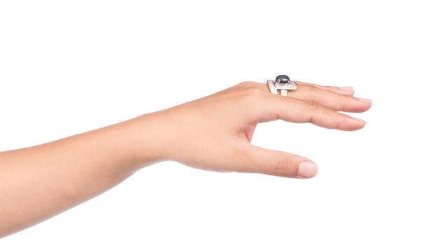 mano di donna che mostra l'anello isolato su sfondo bianco