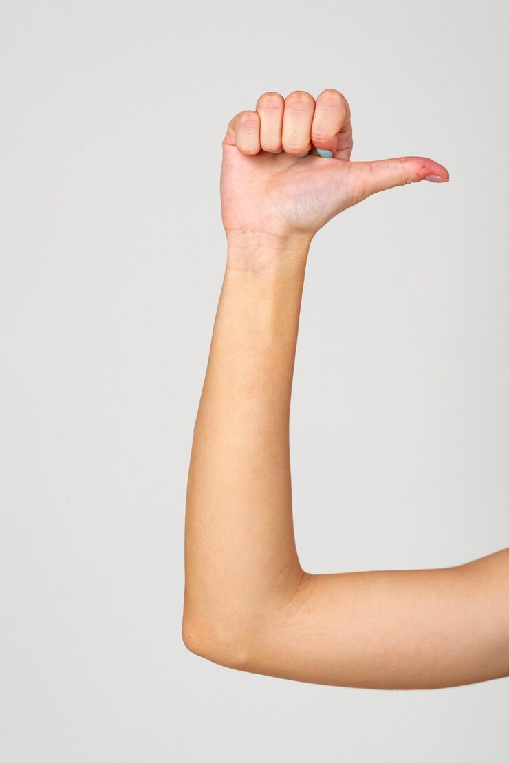 Foto mano di donna con lucido per unghie blu su sfondo grigio