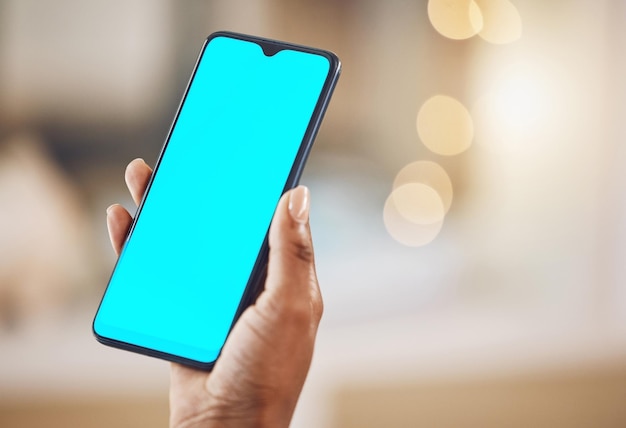 Mano di donna con telefono mockup schermo verde per marketing digitale e pubblicità Mano di influencer di social media nero che lavora come ambasciatore del marchio per un'app di rete online o una piattaforma multimediale