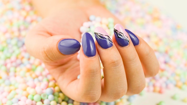 Mano di donna con unghie polacche Ritaglia persona irriconoscibile che mostra manicure Concetto di cura e bellezza Macro