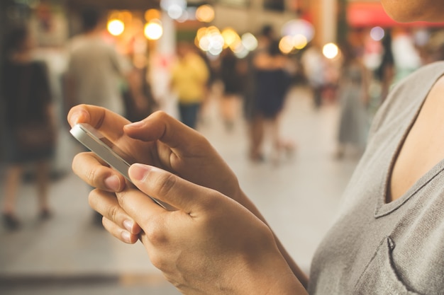 mano di donna felice stanno usando un telefono cellulare