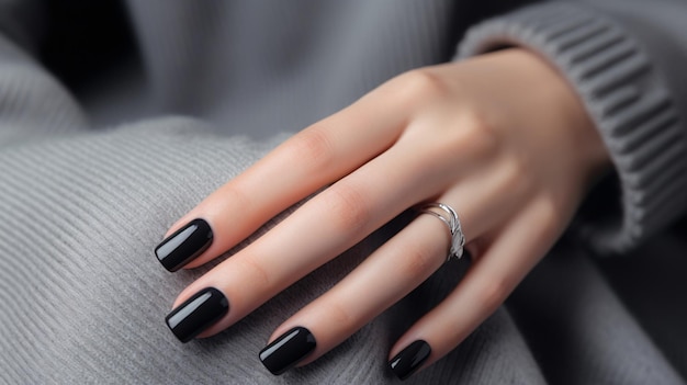 Mano di donna glamour con unghia nera sulle unghie manicure nera con unghia gel