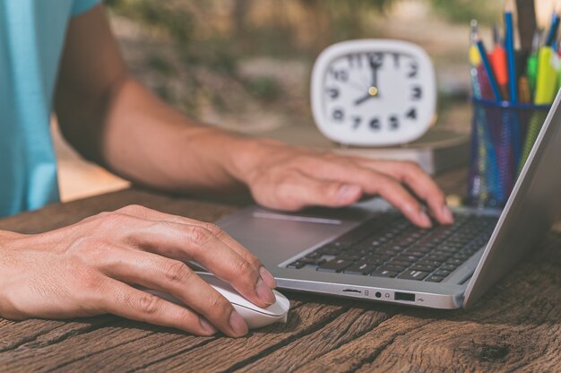 Mano di persone utilizzando computer notebook